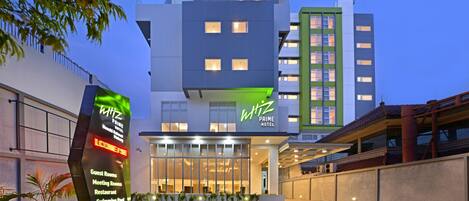 Fassade der Unterkunft – Abend/Nacht