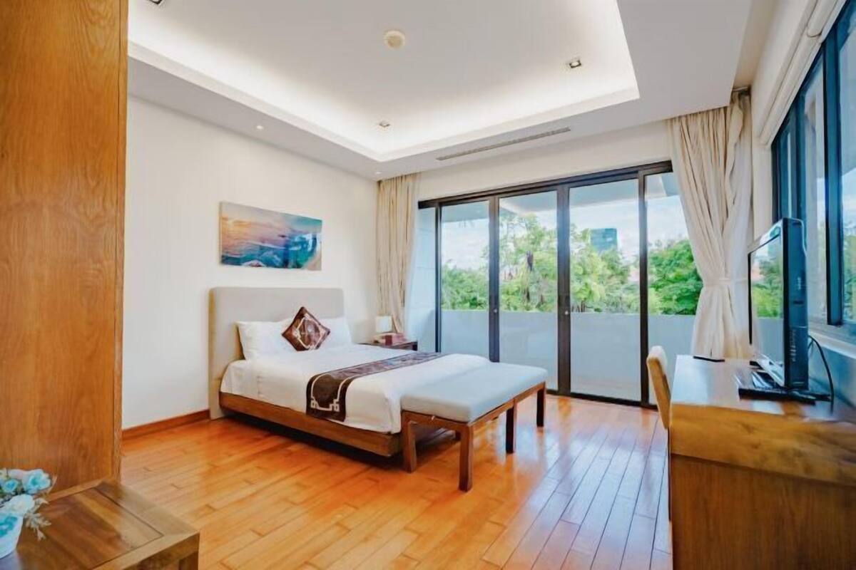 1 bedroom, desk, blackout curtains, soundproofing