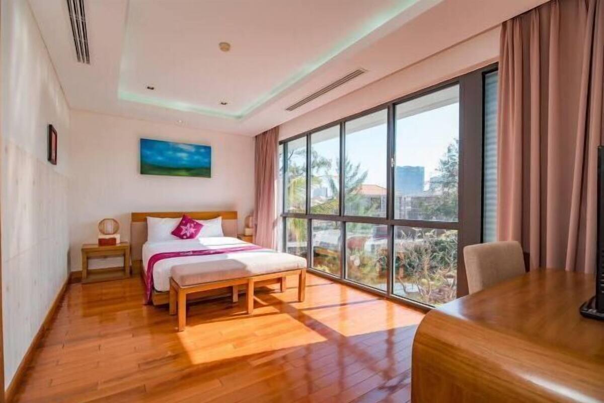 1 bedroom, desk, blackout curtains, soundproofing