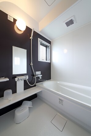 Baignoire et douche séparées, baignoire relaxante profonde