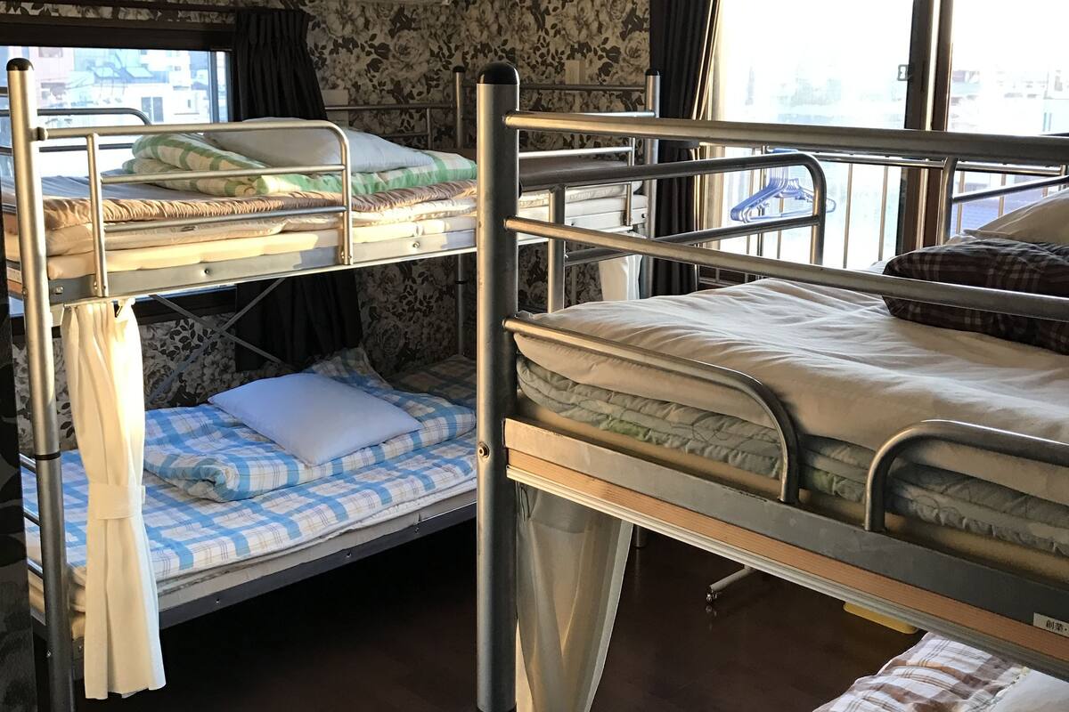 Coffres-forts dans les chambres, fer et planche à repasser