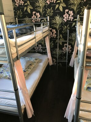 Dortoir Partagé (Small) | Coffres-forts dans les chambres, fer et planche à repasser