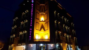 Un edificio con un llamativo letrero iluminado que dice "Afropolitan Hotel".