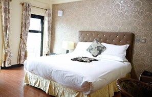 Caja de seguridad en la habitación y escritorio