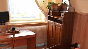 Caja de seguridad en la habitación, escritorio y cortinas blackout