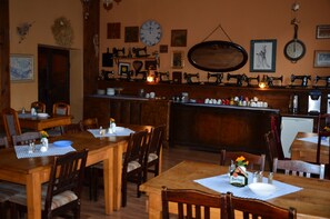 朝食 (ビュッフェ)、毎日提供 (無料)