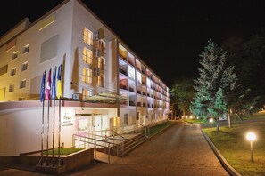Fachada de la propiedad por la tarde o noche