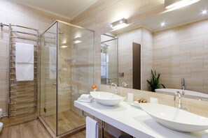 Apartment | Bathroom | Free toiletries, hair dryer, slippers, towels - Puscha Congress Hotel (Kyiv)