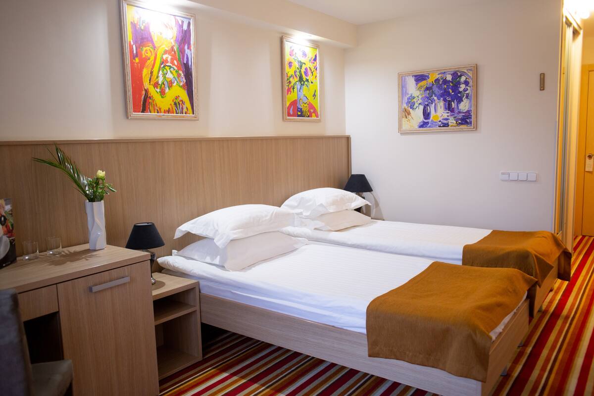 Ropa de cama de alta calidad y escritorio