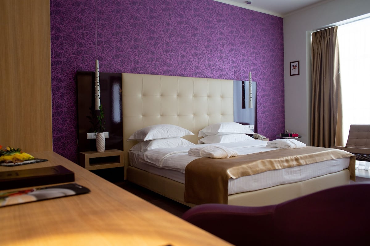 Apartment | Premium bedding, desk, iron/ironing board (on request), WiFi (free)
