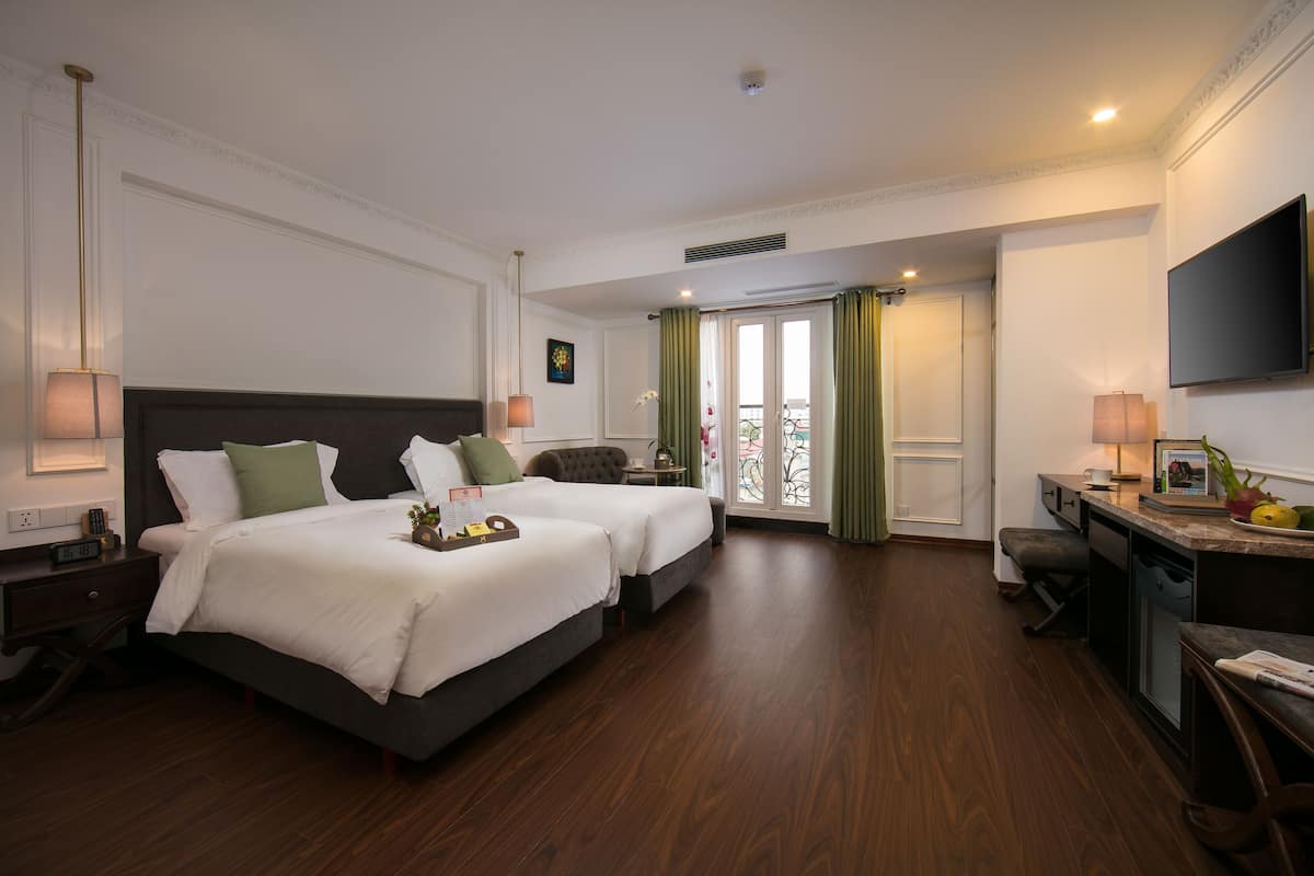 Hypo-allergenic bedding, in-room safe, desk, soundproofing