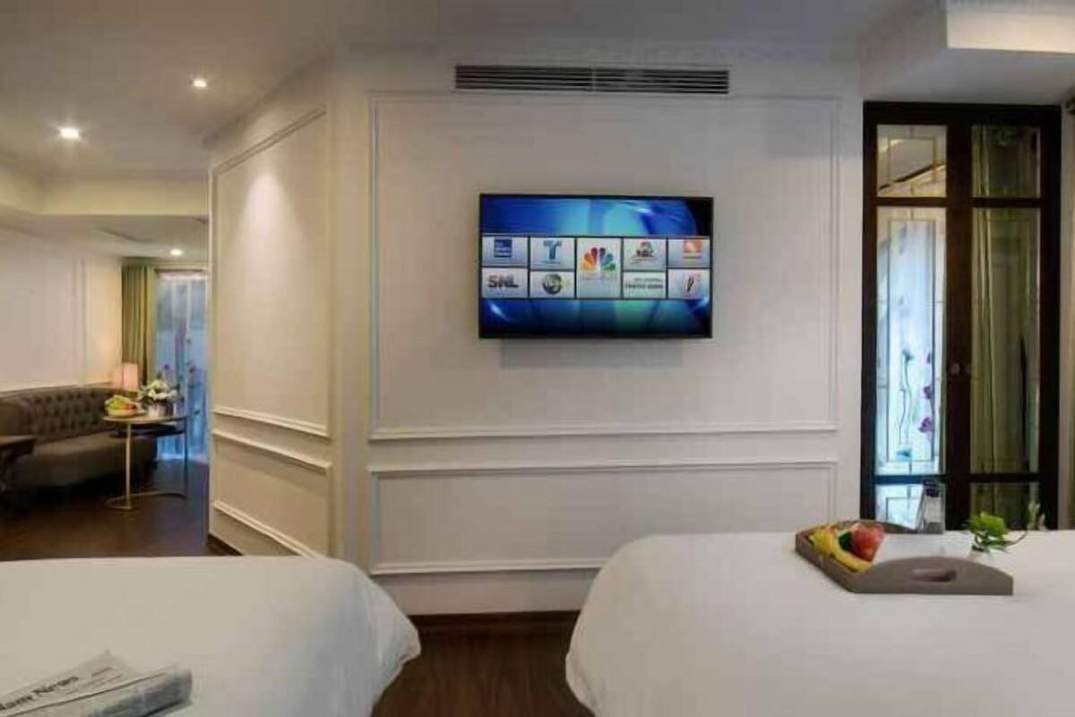Ropa de cama hipoalergénica y caja de seguridad en la habitación 