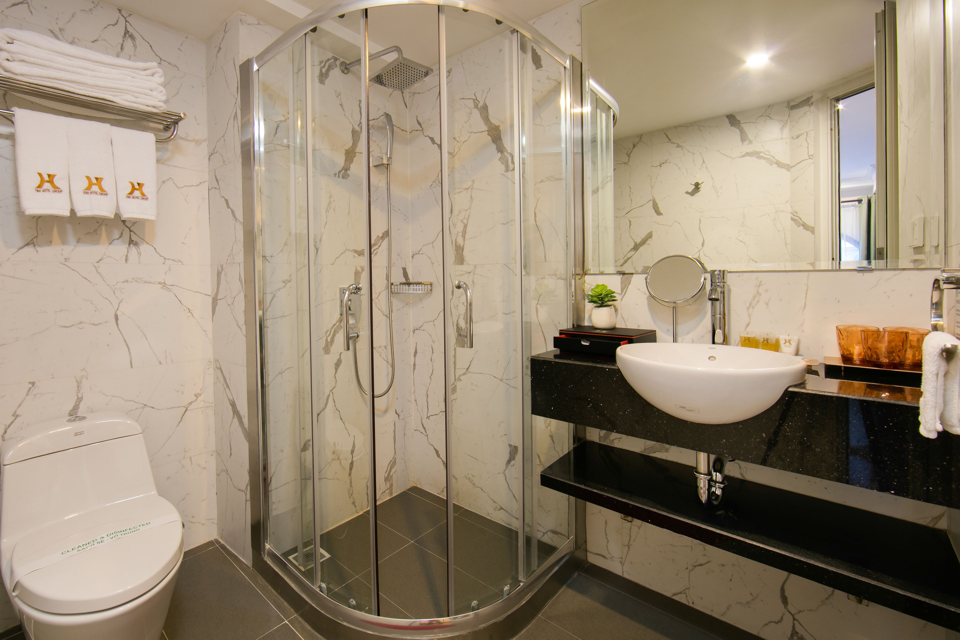 shower, free toiletries, hair dryer, towels