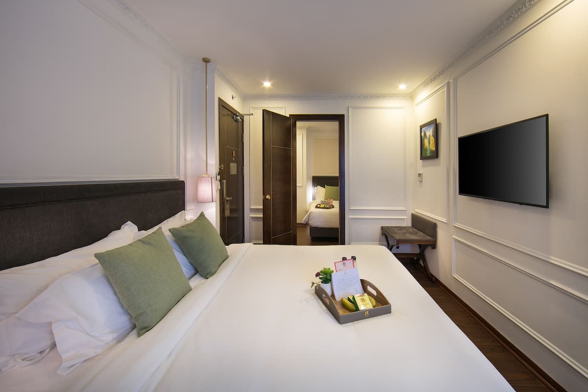 Rom – deluxe (Deluxe Family with balcony) | Allergitestet sengetøy, safe på rommet, skrivebord og lydisolert