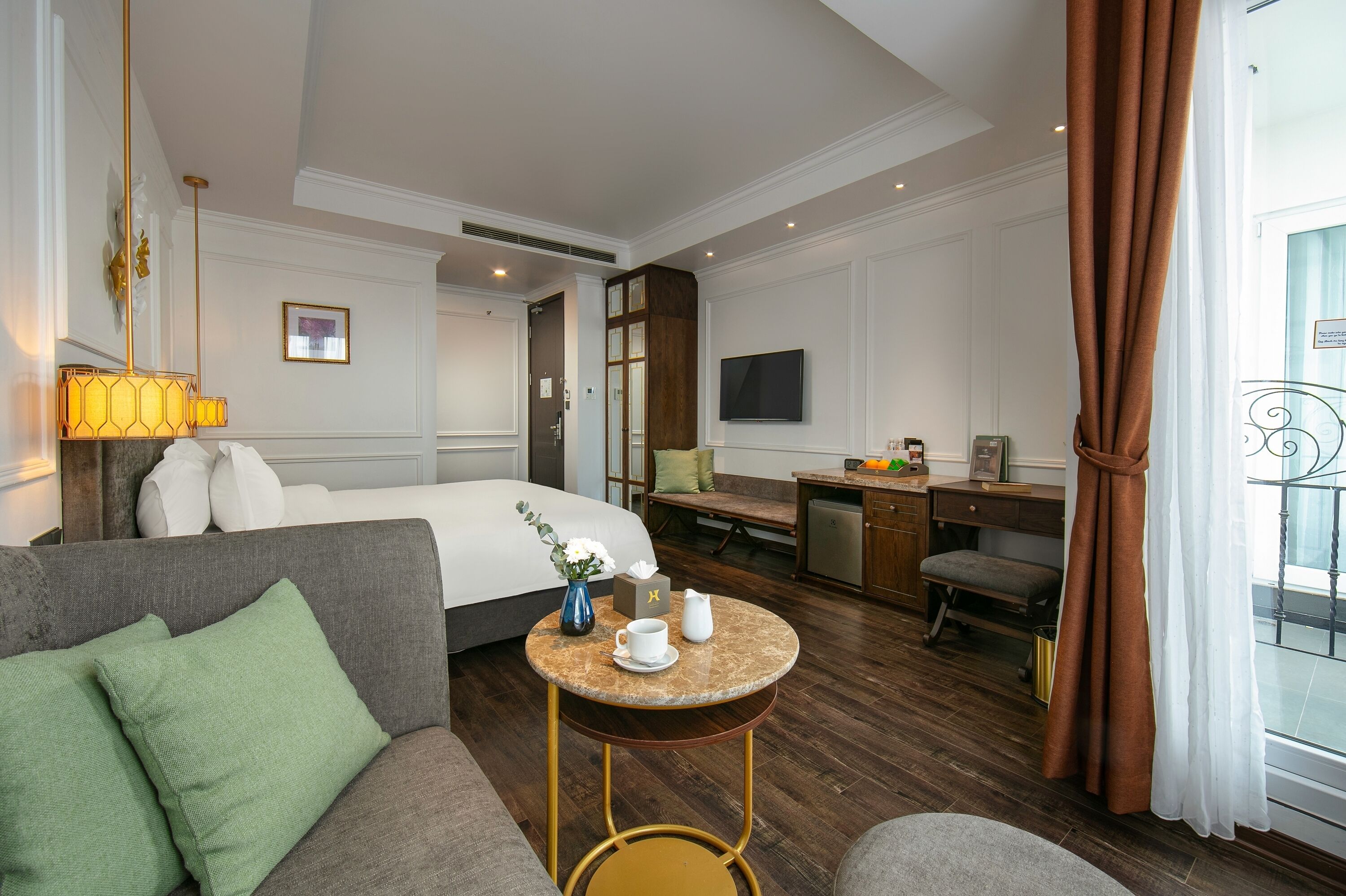 deluxe with balcony | 1 bedroom, hypo-allergenic bedding, in-room safe, desk