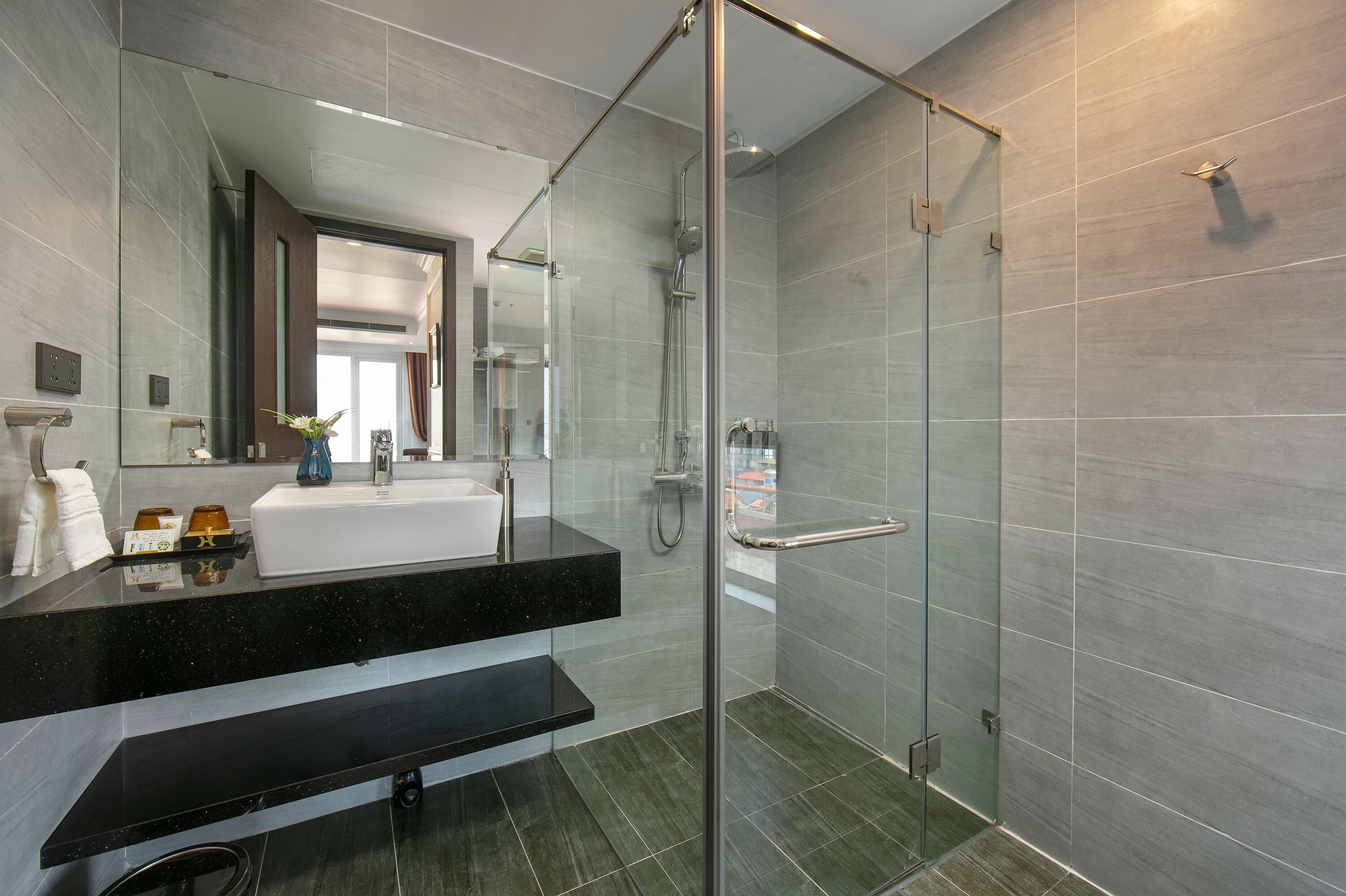 executive with balcony | bathroom | shower, free toiletries, hair dryer, towels