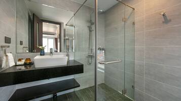 Executive with balcony | Bathroom | Shower, hair dryer, bathrobes, bidet