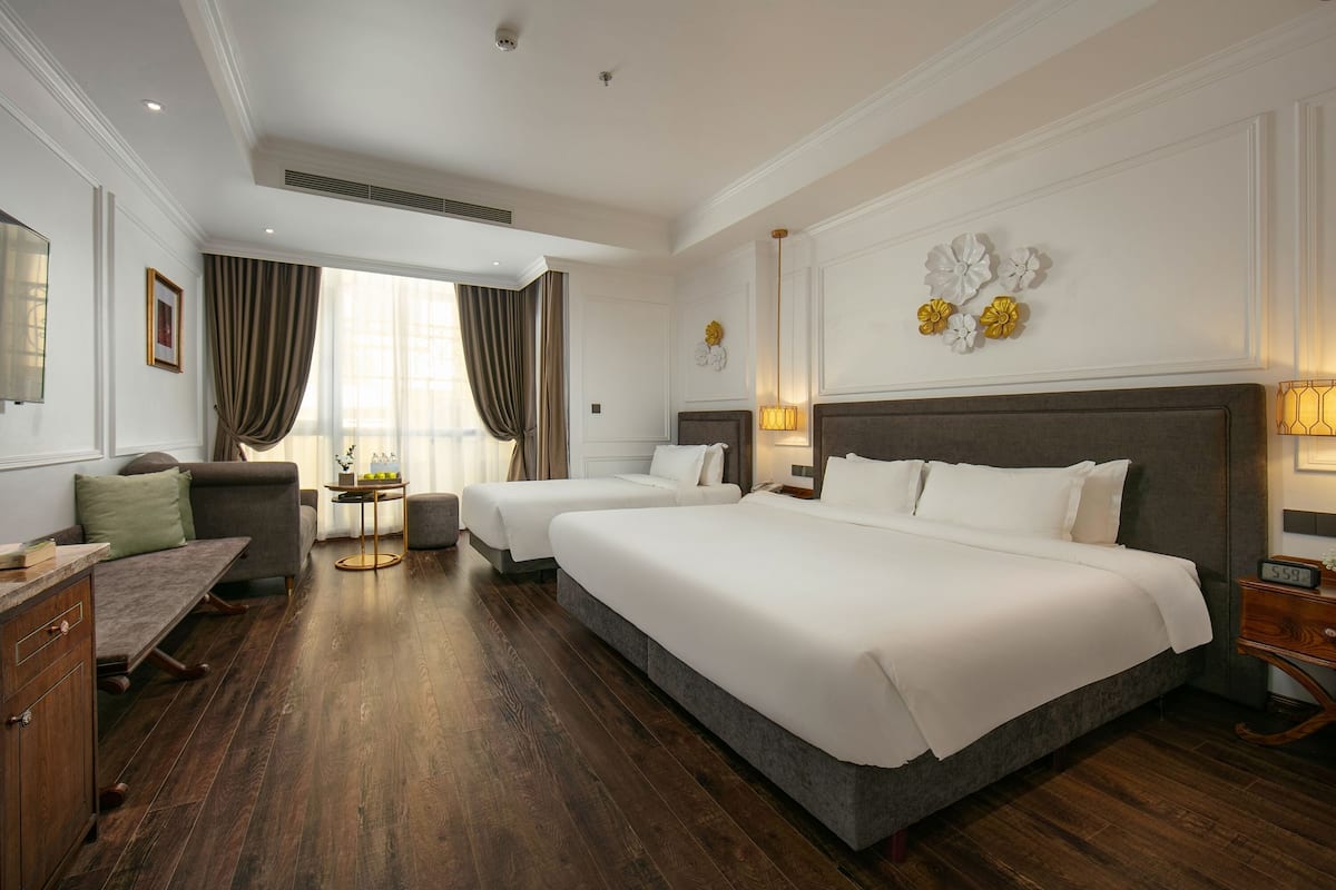 Family Triple | Hypo-allergenic bedding, in-room safe, desk, soundproofing