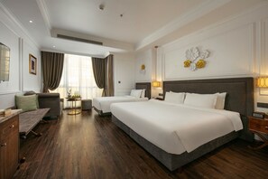 Kamar Triple Keluarga | Seprai antialergi, brankas, meja kerja, dan kedap suara