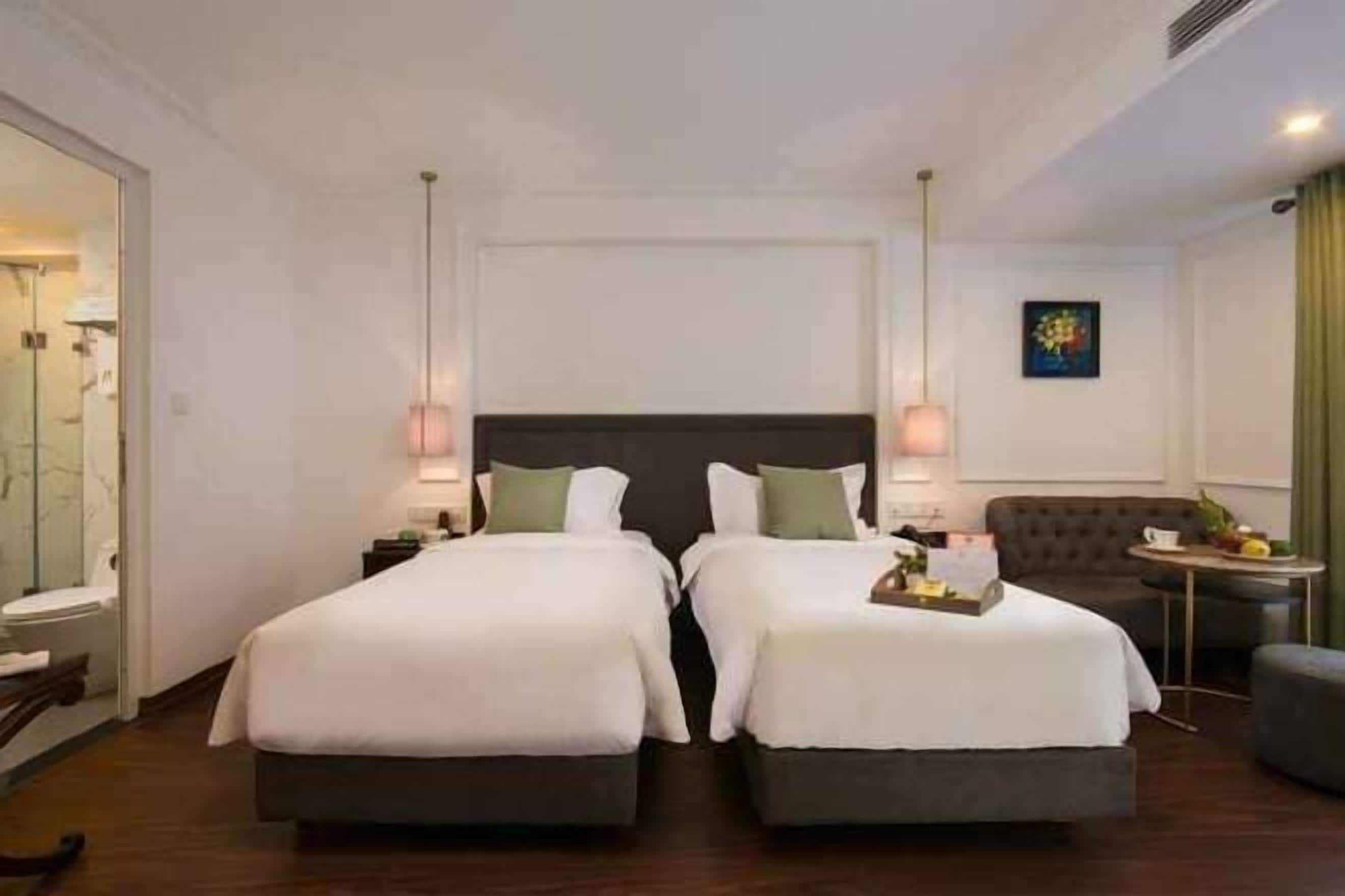 Allergiatestatut vuodevaatteet, tallelokero huoneessa, työpöytä