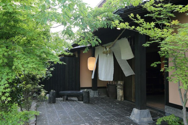 Exterior - Shinwaen (Aso)