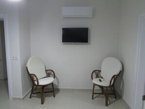 Family Room | Living area | 82-cm LCD TV with satellite channels, TV