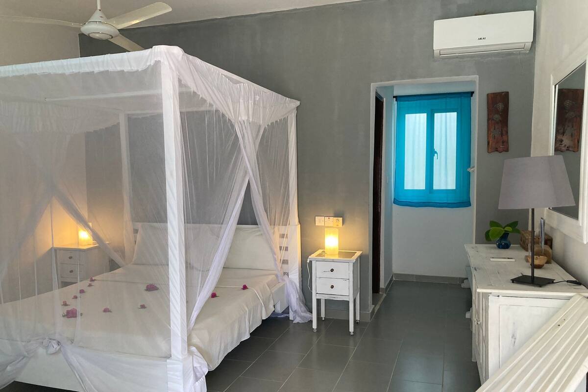 Habitación estándar | Edredones de plumas, minibar, escritorio