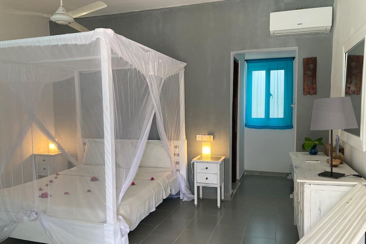 Phòng Tiêu chuẩn | Chăn bông, minibar, bàn, khu vực làm việc phù hợp cho laptop