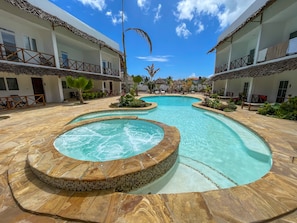 Outdoor spa tub - Kibanda Lodge and Restaurant (Nungwi)