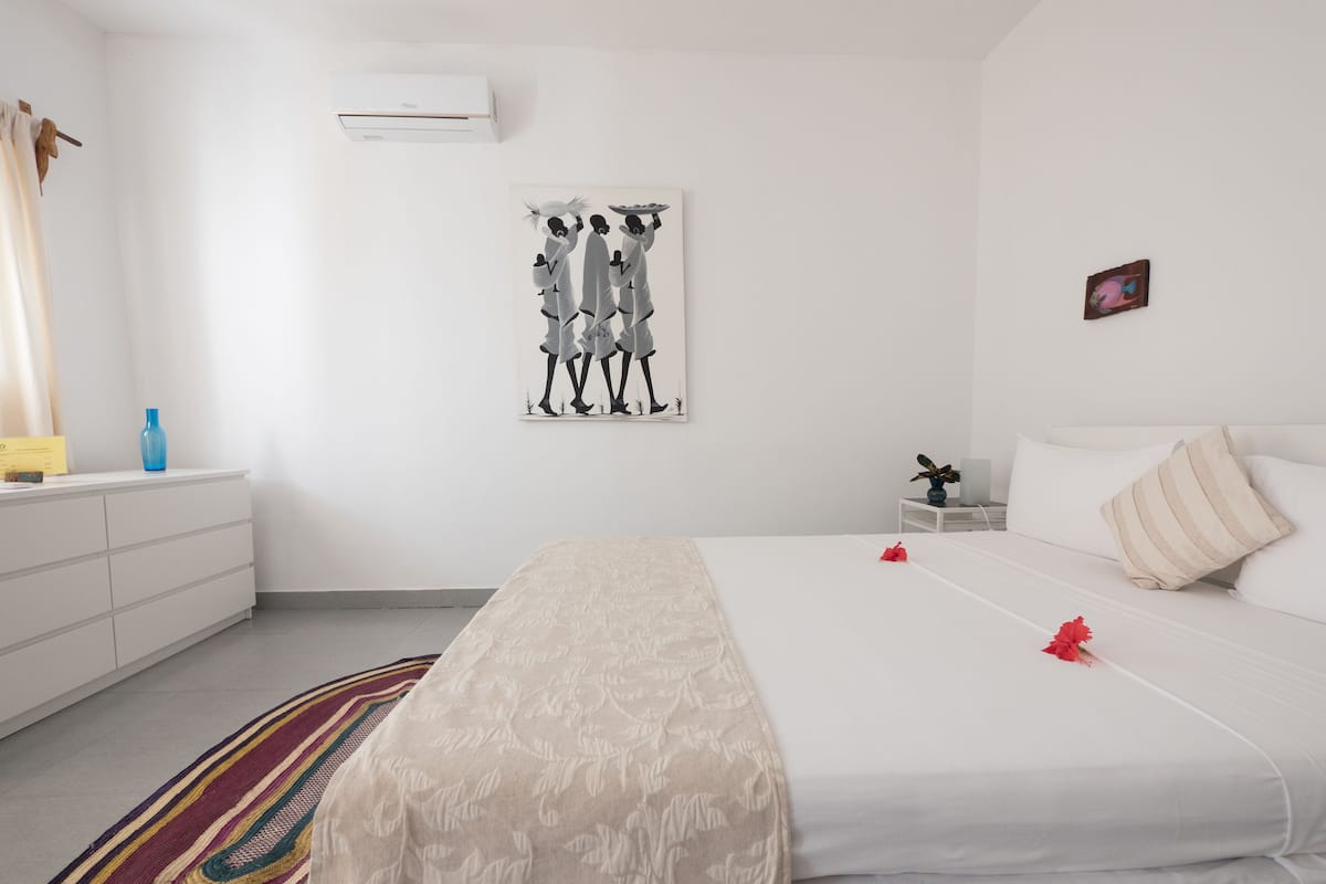 Habitación Deluxe | Edredones de plumas, minibar, escritorio