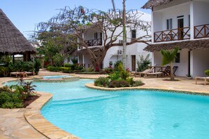 Outdoor pool, pool umbrellas, sun loungers - Kibanda Lodge and Restaurant (Nungwi)