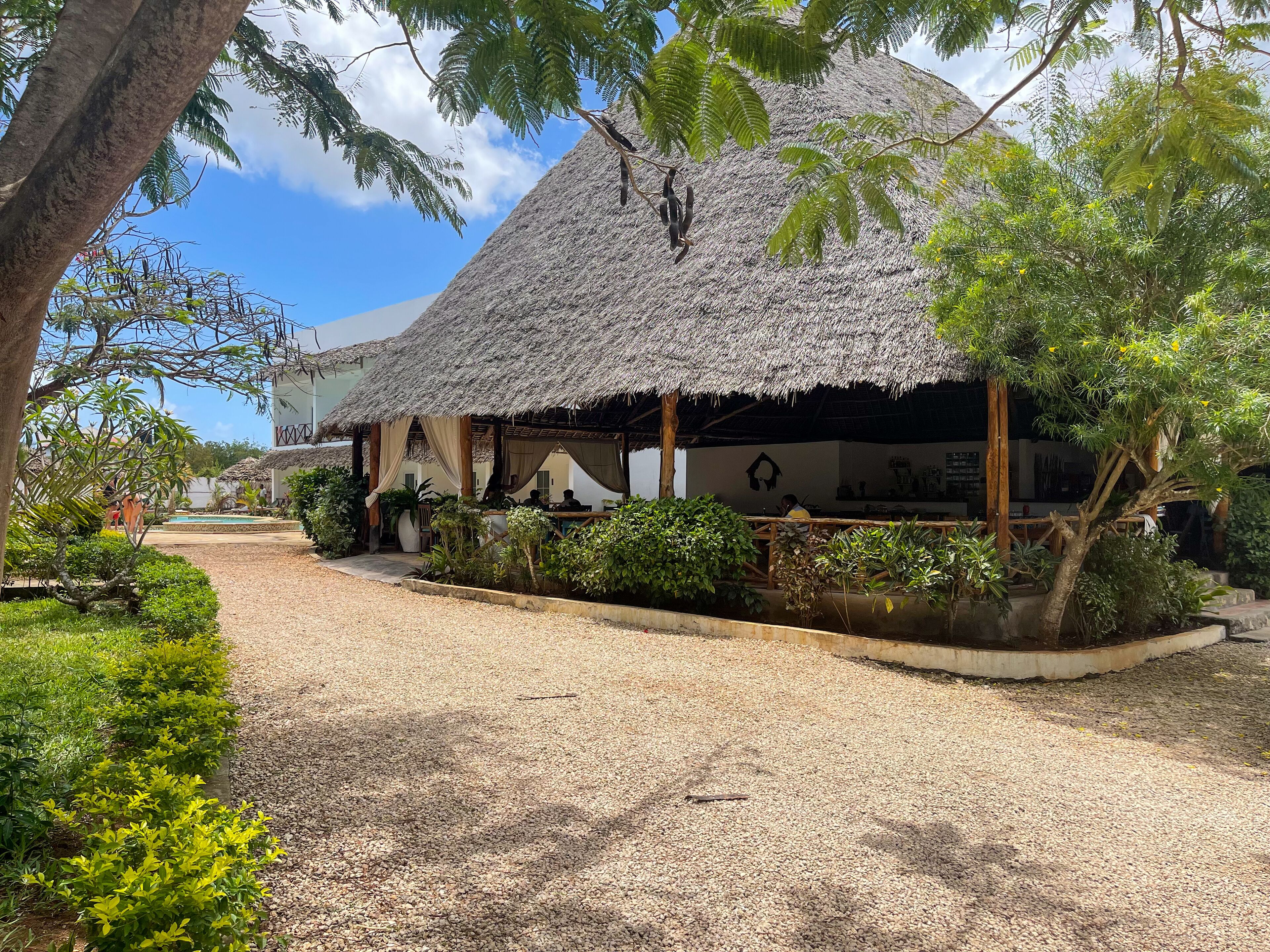 Melayani sarapan dan makan malam dengan sajian masakan Italia