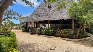 Melayani sarapan dan makan malam dengan sajian masakan Italia