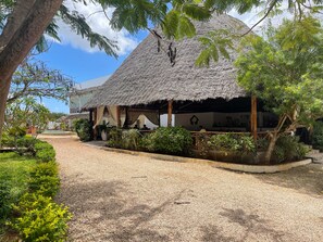 Serveert ontbijt en diner, Italiaanse gerechten