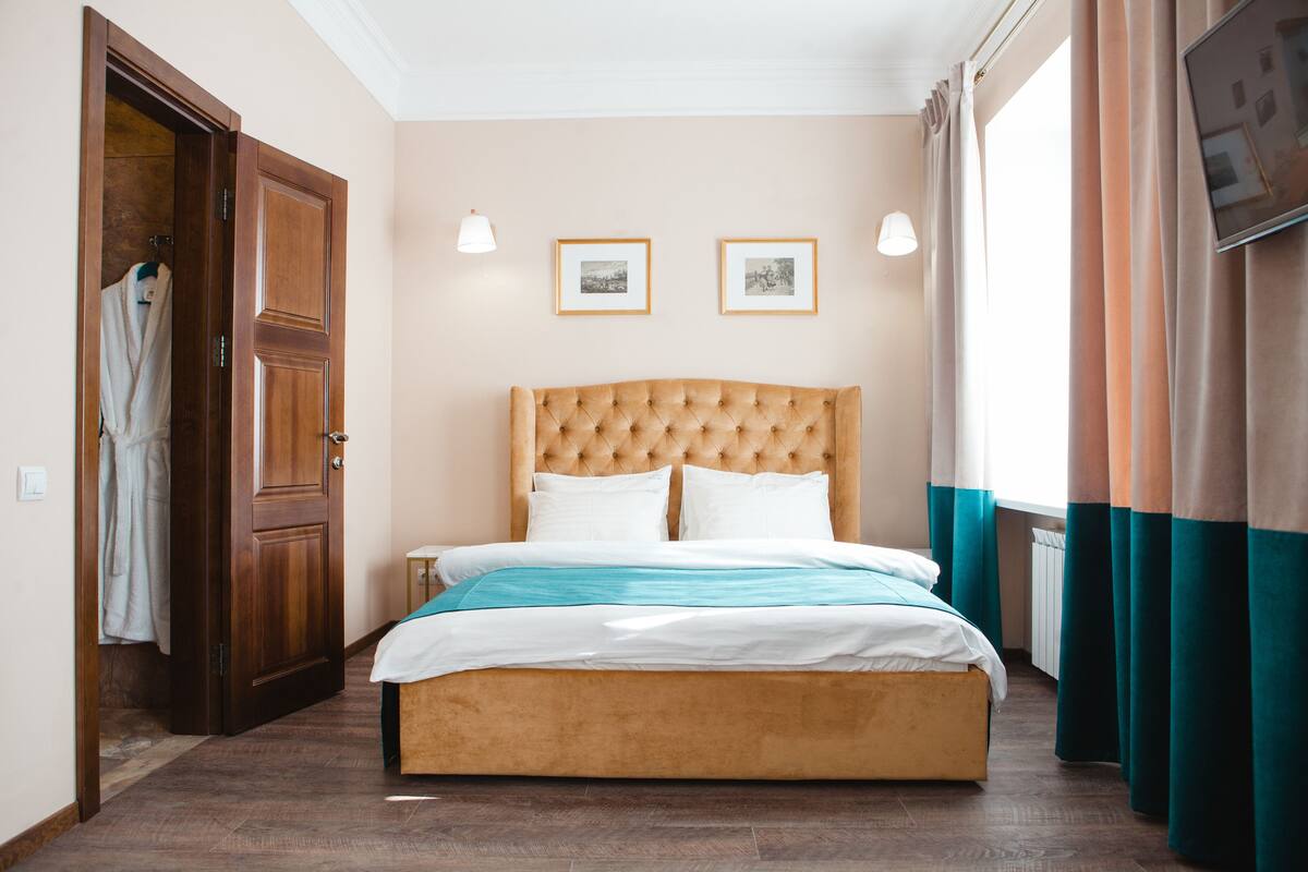 Habitación Deluxe doble, 1 cama de matrimonio grande con sofá cama | 1 dormitorio, ropa de cama de alta calidad, minibar y caja fuerte