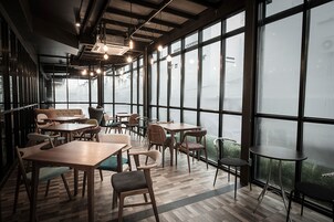 供应早餐、午餐和晚餐，泰国菜