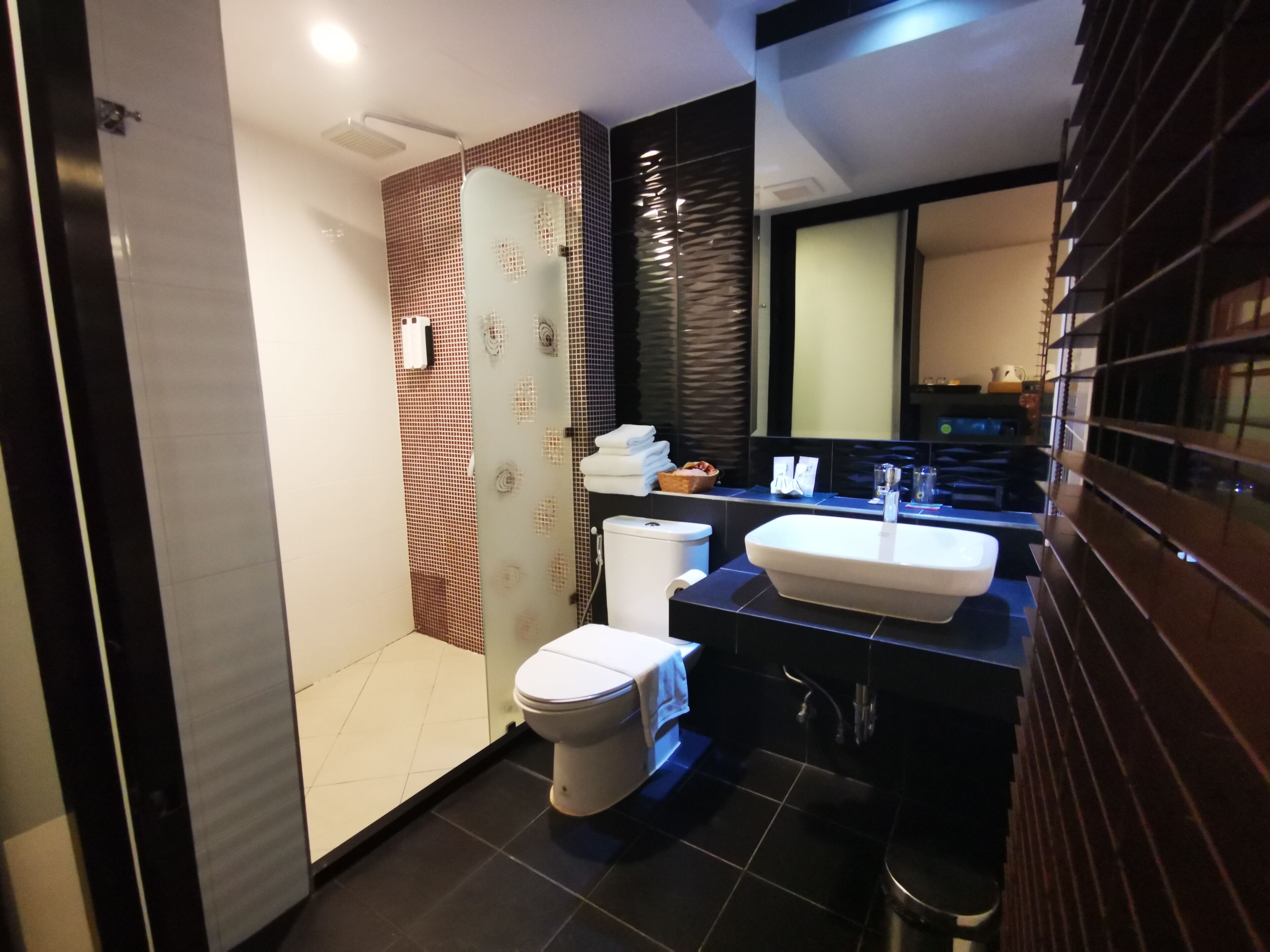 standard twin room | bathroom | shower, designer toiletries, hair dryer, slippers