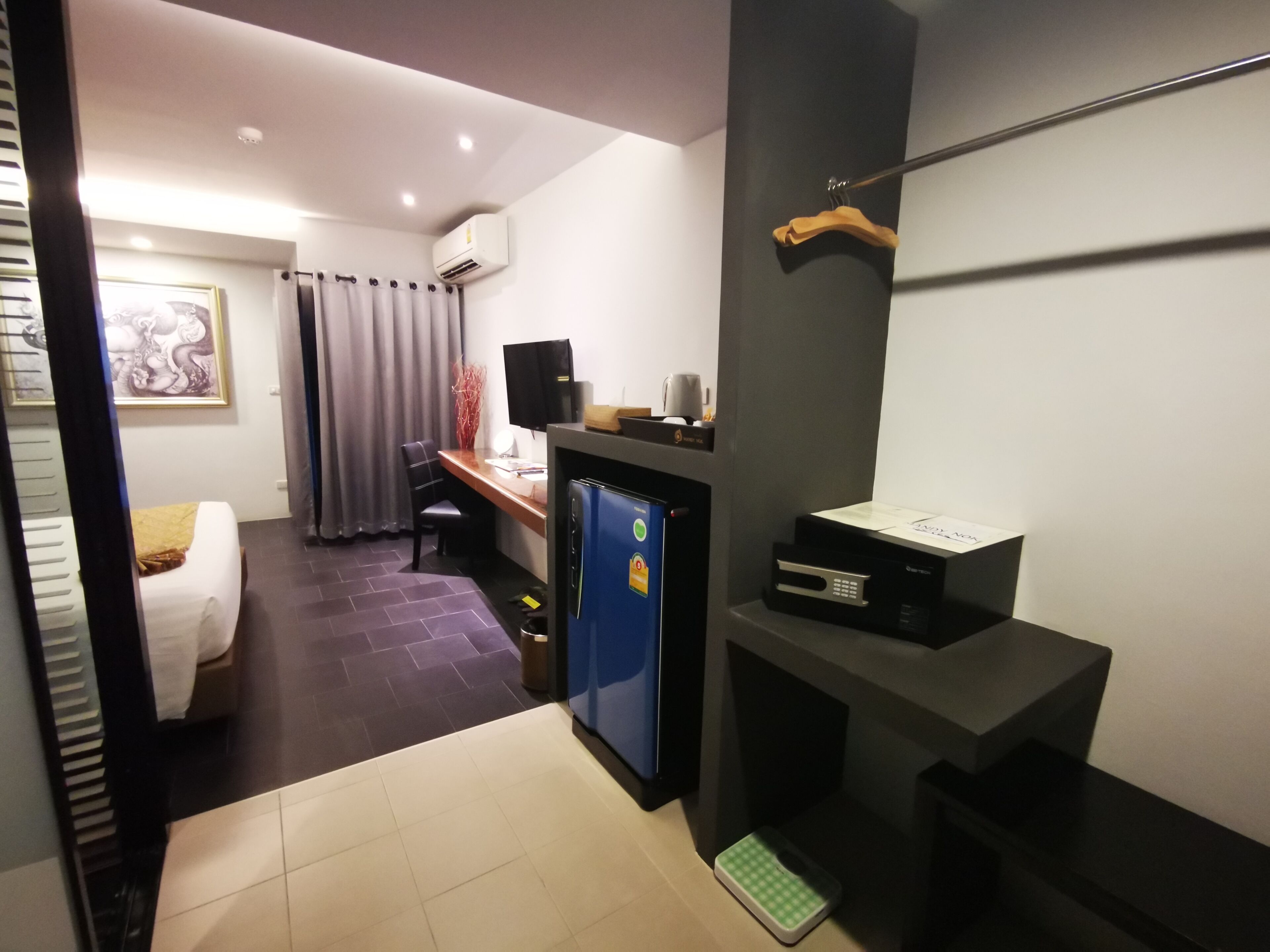 standard double room | in-room safe, laptop workspace, blackout curtains, iron/ironing board