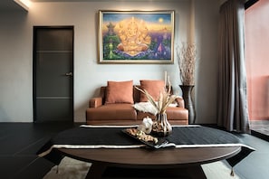 Grand Suite Room | Living room | LCD TV - Mandy Nok Hotel (Nakhon Si Thammarat)