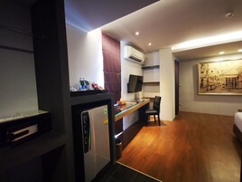 Deluxe King Room  | 客房内保险箱、笔记本电脑工作区、遮光窗帘、熨斗/熨板