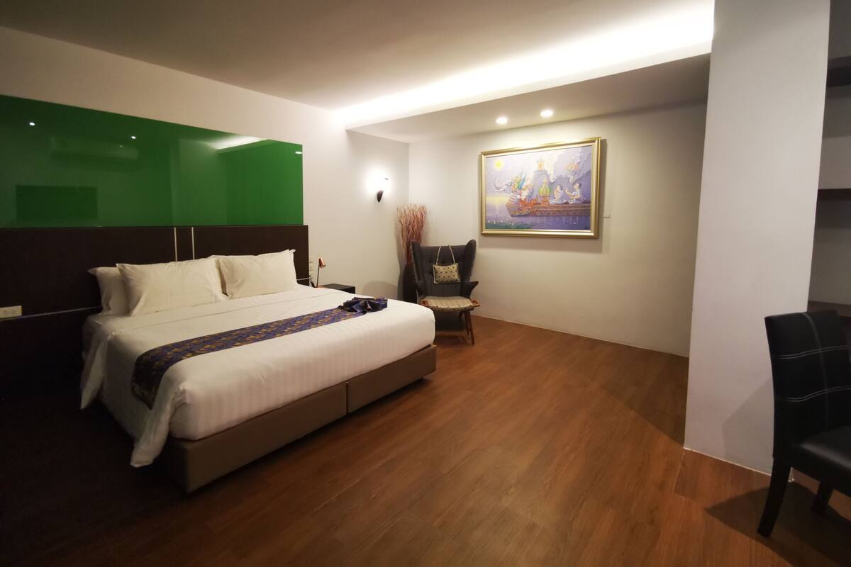 Deluxe King Room  | Caja fuerte, espacio para trabajar con un portátil, cortinas opacas