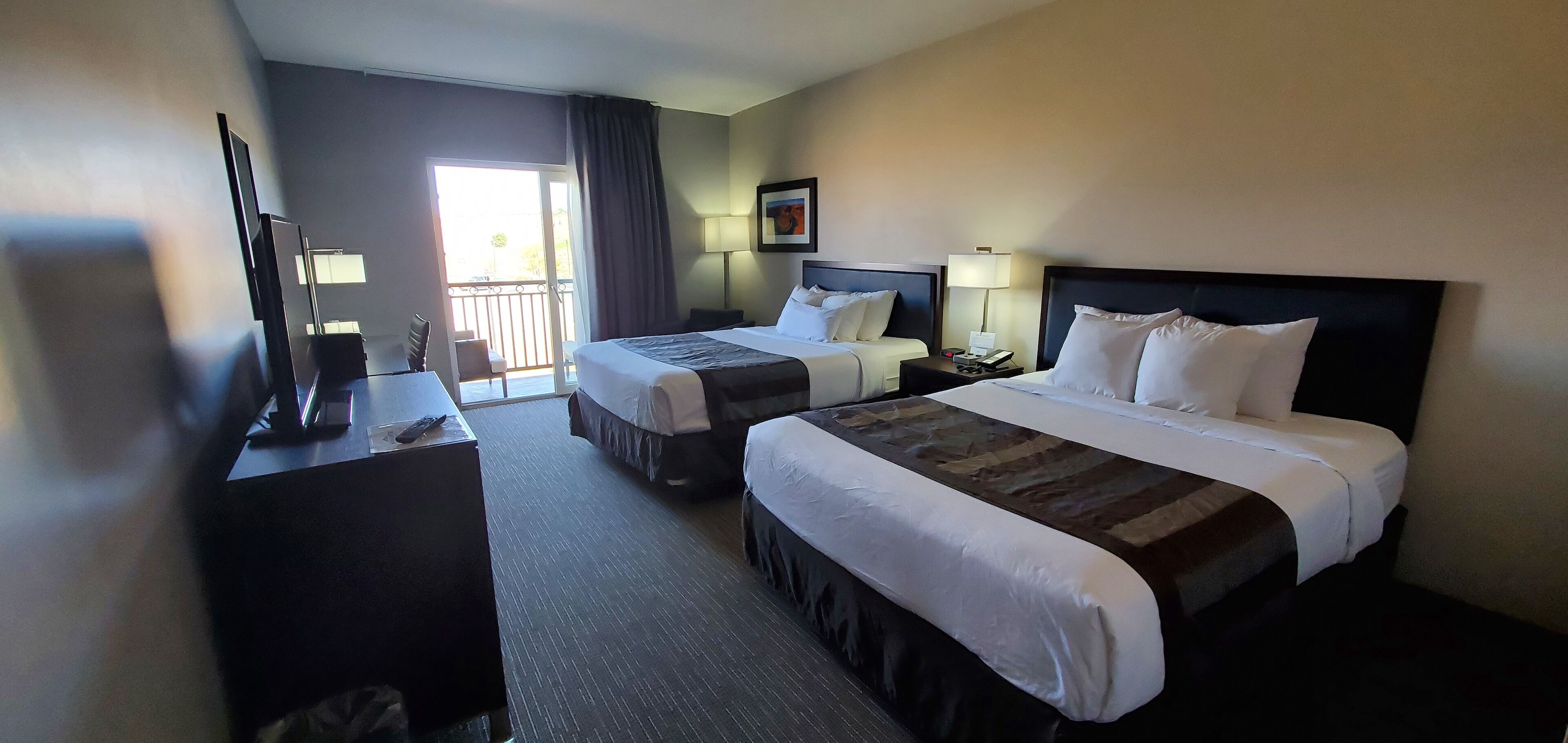 豪華客房, 2 張加大雙人床, 非吸煙房, 湖景 (with Balcony) | 書桌、熨斗/熨衫板、免費嬰兒床、免費 Wi-Fi