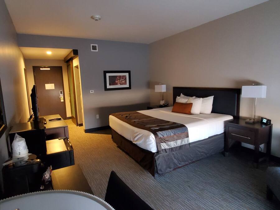 Skrivebord, strykejern/-brett og barnesenger (inkludert)