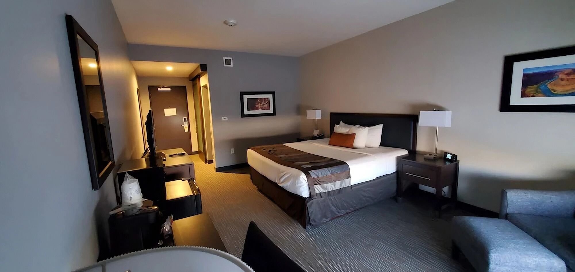 Skrivebord, strygejern/strygebræt, gratis baby-/barnesenge, gratis Wi-Fi