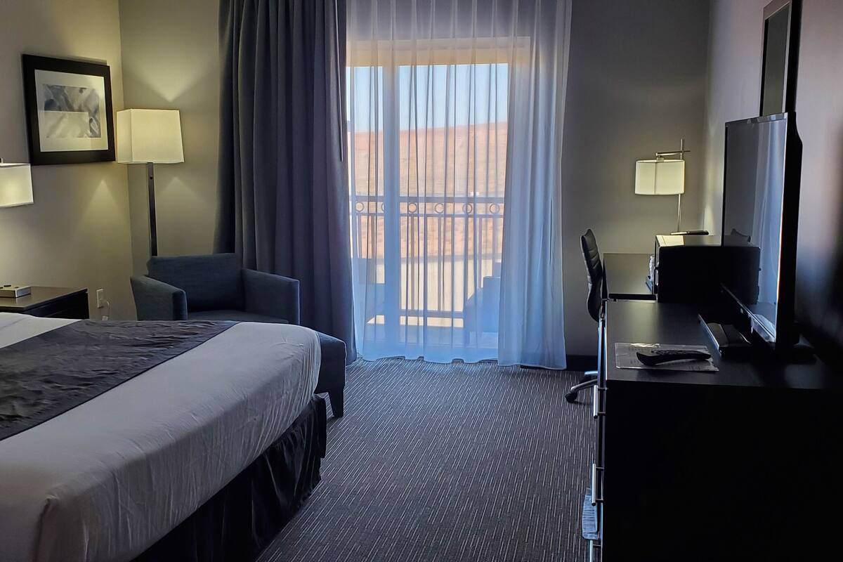 comfort suite, 1 king bed, non smoking | 1 bedroom, desk, iron/ironing board, free cots/infant beds