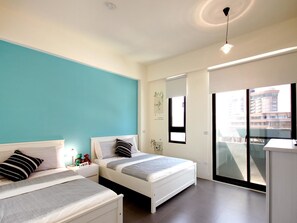 Escritorio, cortinas blackout y camas plegables/adicionales