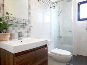 Superior Double Room | Bathroom | Shower, free toiletries, hair dryer, towels - Penghu 123 V-Stone Inn (Magong)