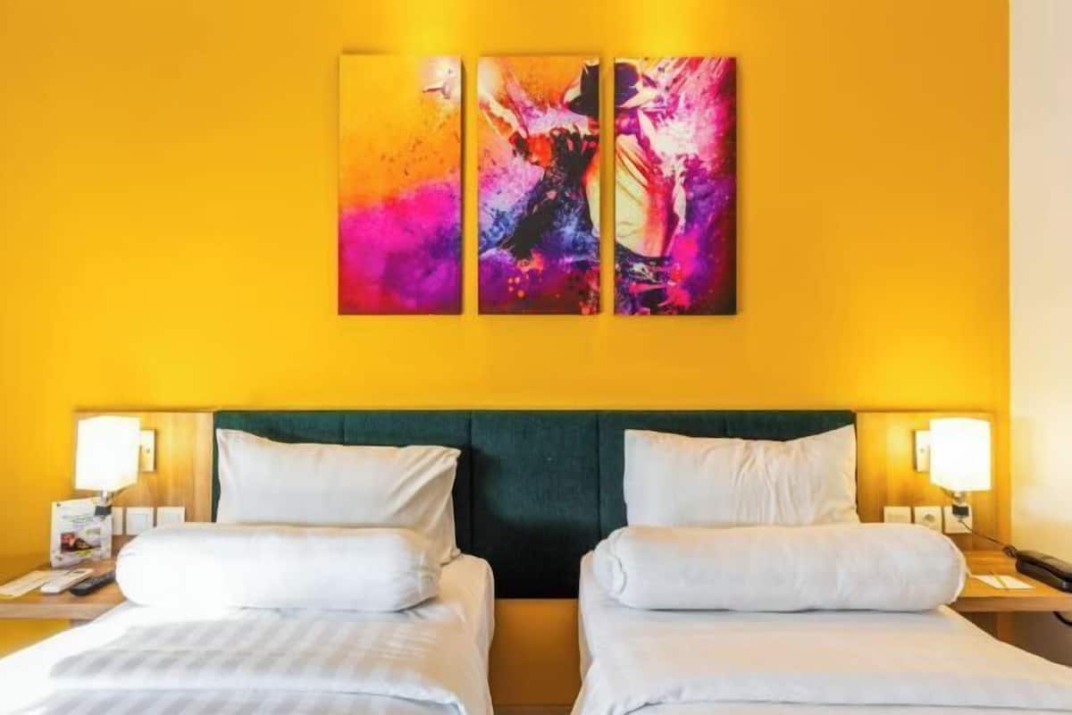 1 kamar tidur, seprai premium, brankas, dan meja kerja