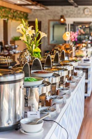 Daily buffet breakfast for a fee
