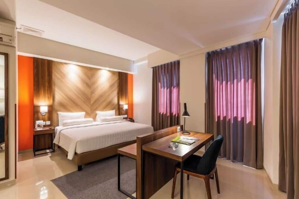 1 kamar tidur, seprai premium, brankas, dan meja kerja